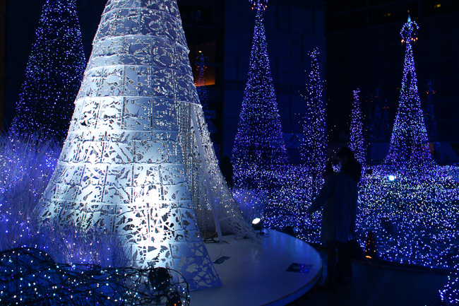 caretta-shiodome-illumination-2016-white-christmas-tree-unseen-japan